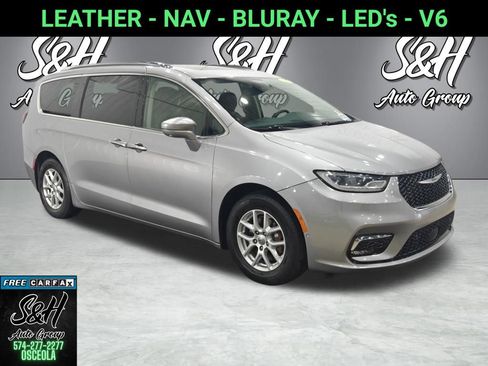 Used 2021 Chrysler Pacifica Touring-L w/ Uconnect Theater Family Group FWD image 1