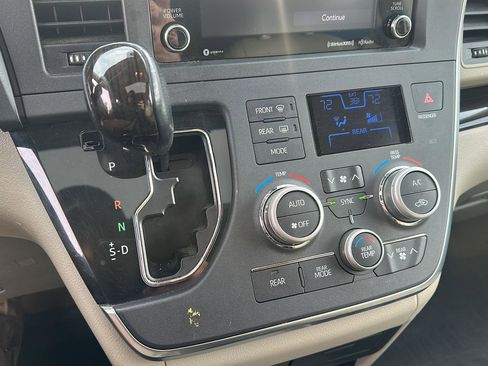Used 2018 Toyota Sienna XLE image 31