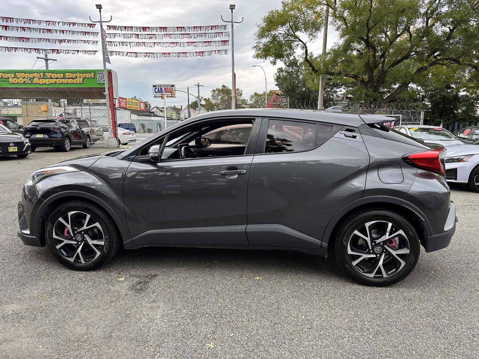 Used 2019 Toyota C-HR XLE FWD image 5