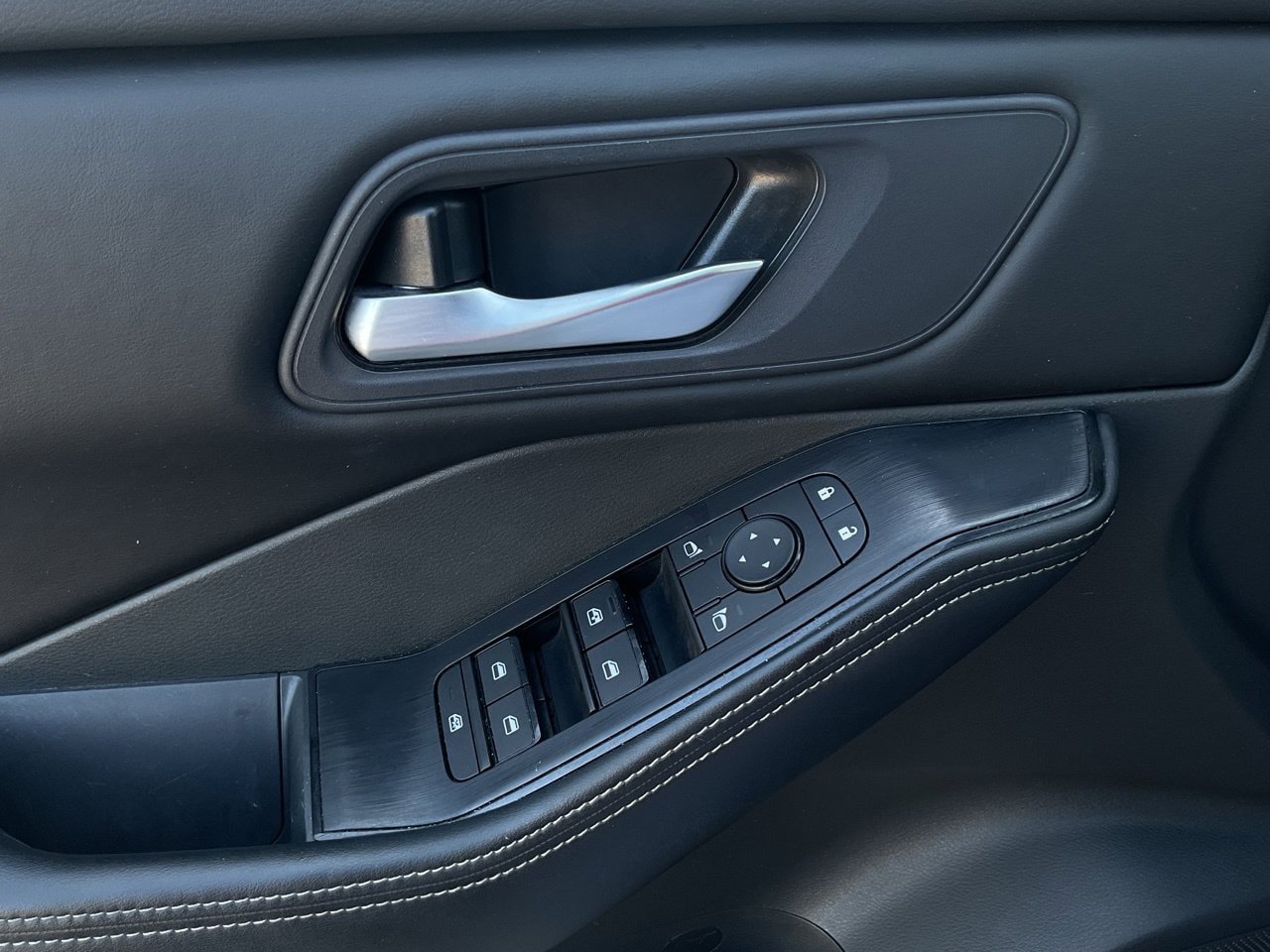 Used 2025 Nissan Rogue SV FWD image 19