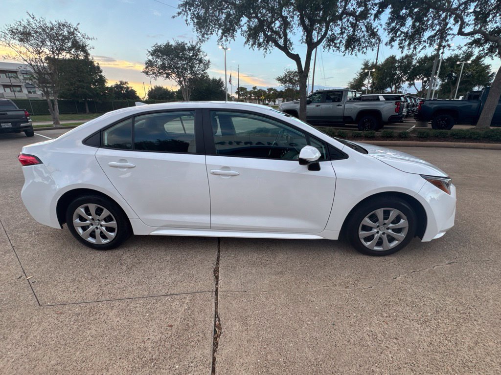 Used 2025 Toyota Corolla LE FWD image 4