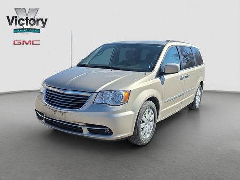 Used 2016 Chrysler Town & Country Touring w/ Driver Convenience Group image 3