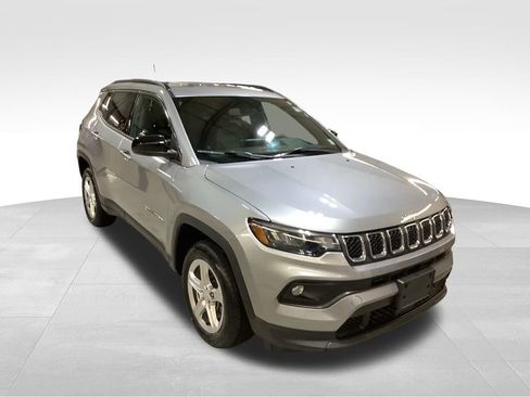Used 2023 Jeep Compass Latitude image 9