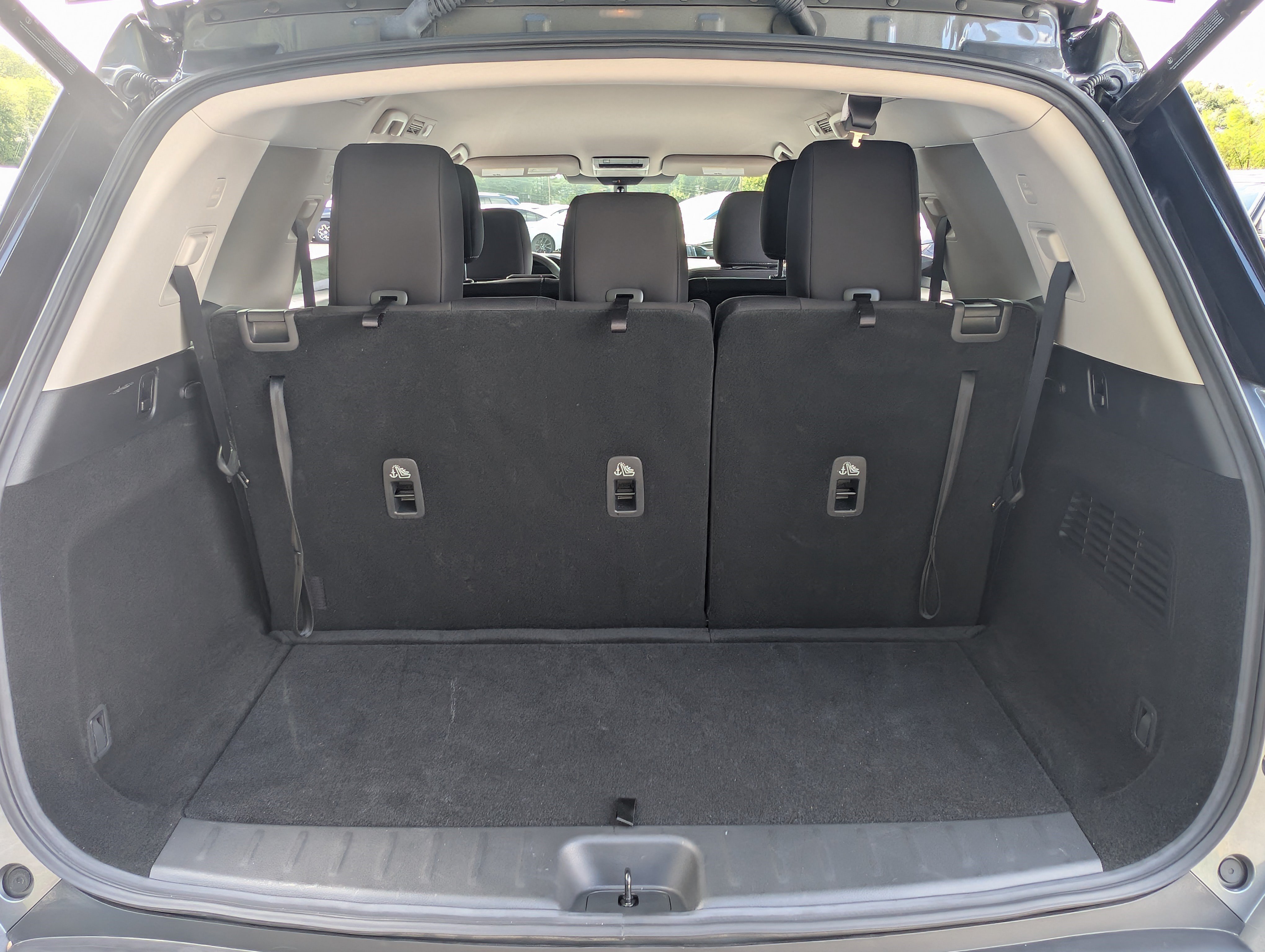 Used 2025 Nissan Pathfinder SV FWD image 19