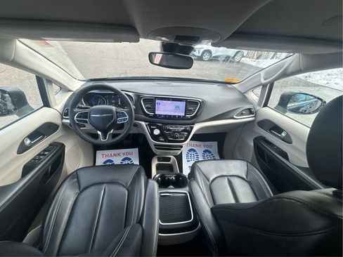 Used 2023 Chrysler Pacifica Touring-L image 26
