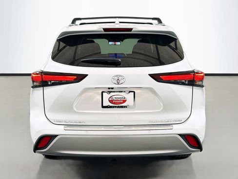 Used 2025 Toyota Highlander Platinum AWD/4WD image 5
