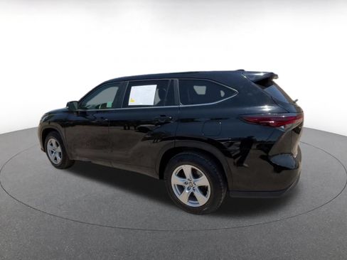 Used 2025 Toyota Highlander LE FWD image 10