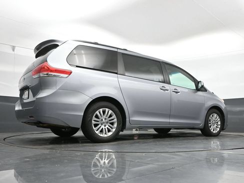 Used 2014 Toyota Sienna XLE FWD image 32