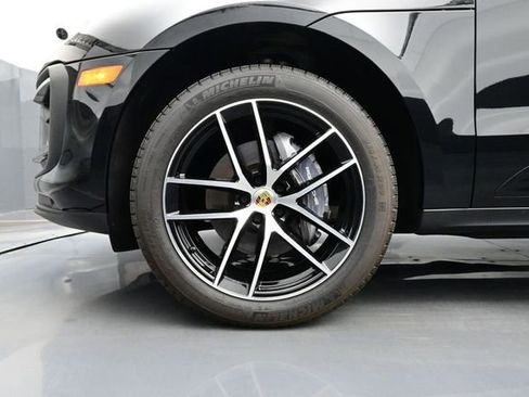 Certified 2025 Porsche Macan AWD/4WD image 6