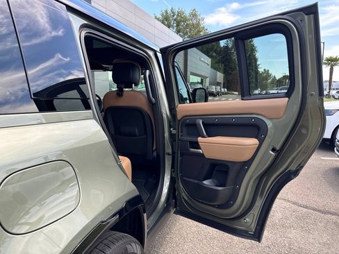 Certified 2025 Land Rover Defender 110 X-Dynamic SE AWD/4WD image 17