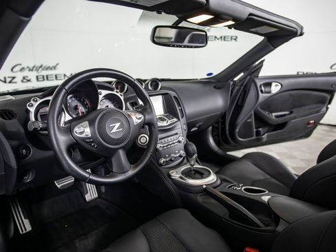 Used 2018 Nissan 370Z Touring RWD image 20