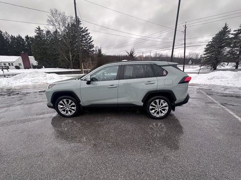 Used 2020 Toyota RAV4 XLE Premium image 6