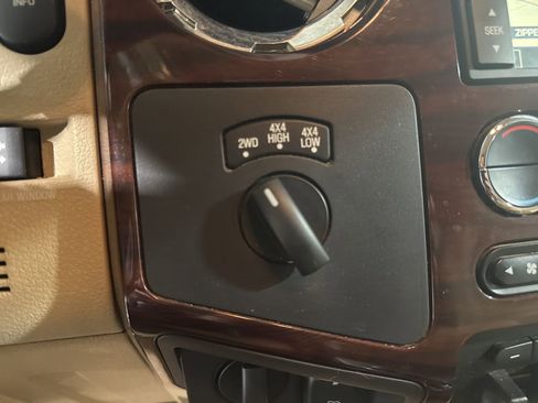 Used 2010 Ford F250 Lariat image 17