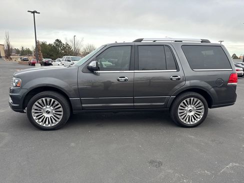 Used 2017 Lincoln Navigator Select image 16