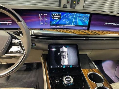 Certified 2025 Cadillac Escalade ESV Sport Platinum w/ LPO, Floor Liner Package AWD/4WD image 18