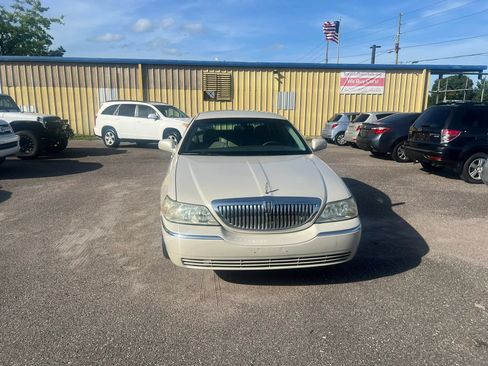 Used 2007 Lincoln Town Car Signature RWD image 3