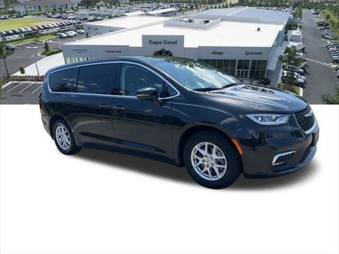 Certified 2023 Chrysler Pacifica Touring-L FWD image 11