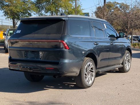 New 2026 Lincoln Navigator Premiere image 3