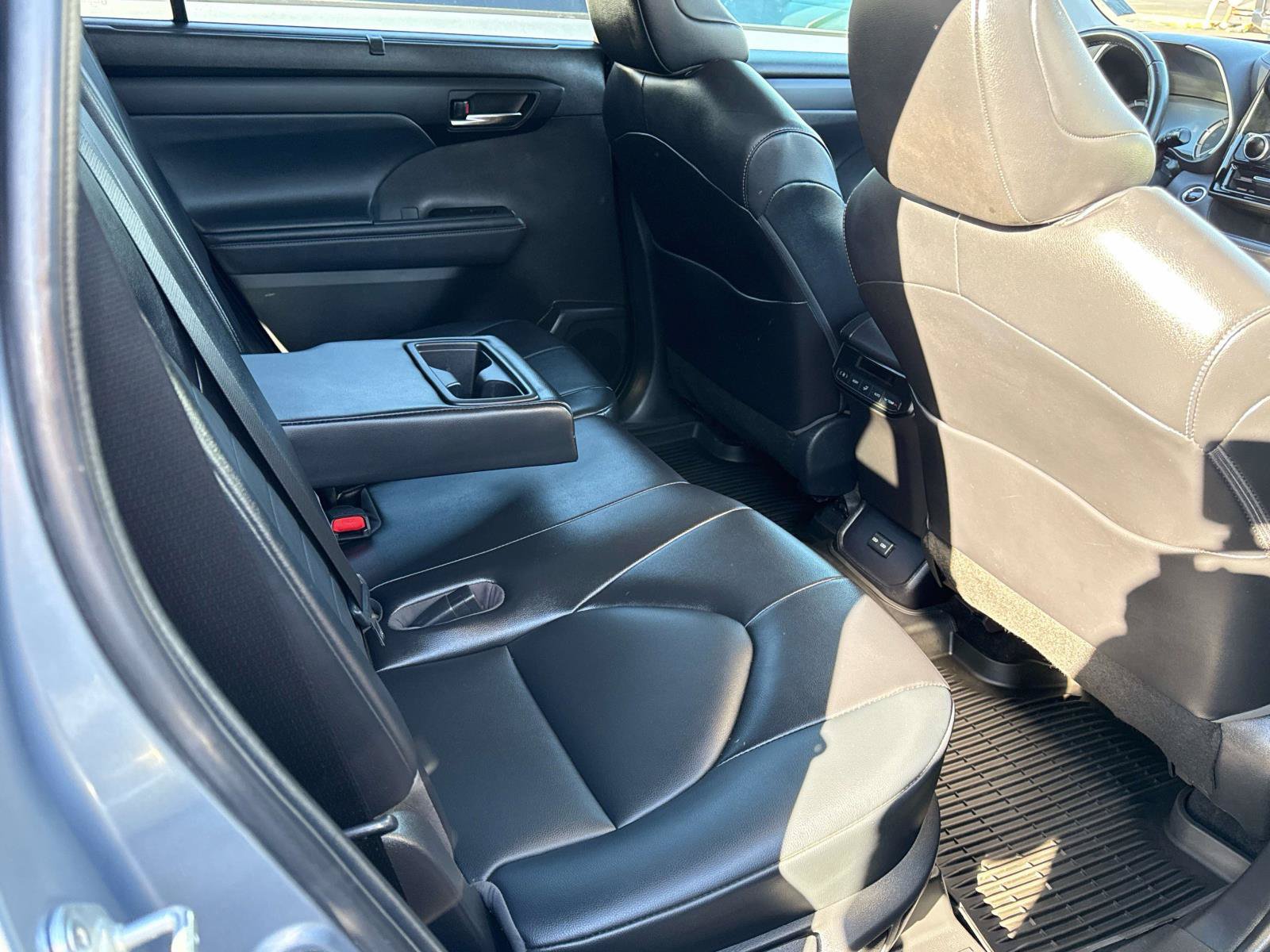 Used 2022 Toyota Highlander XLE AWD/4WD image 23