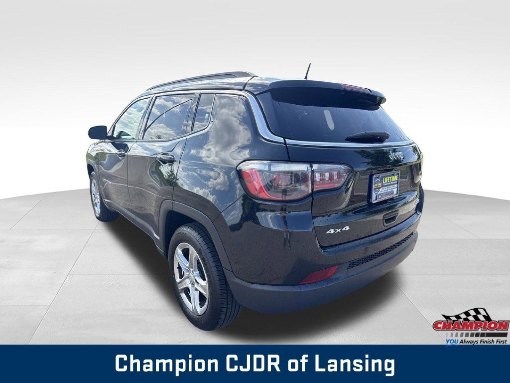 Used 2024 Jeep Compass Latitude AWD/4WD image 5