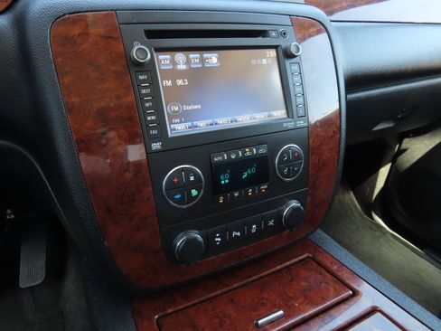 Used 2012 Chevrolet Avalanche LTZ AWD/4WD image 25