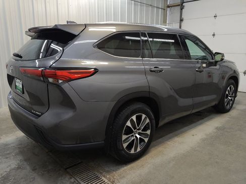 Used 2021 Toyota Highlander XLE AWD/4WD image 10