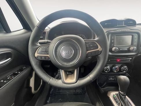 Used 2017 Jeep Renegade Latitude w/ Cold Weather Group FWD image 12