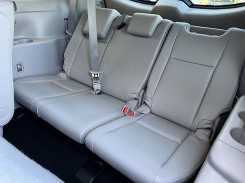 Used 2019 Toyota Highlander XLE image 17