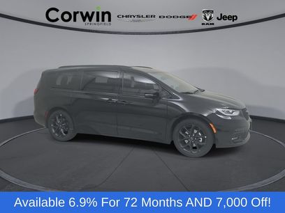 New 2026 Chrysler Pacifica Limited w/ S Appearance Package