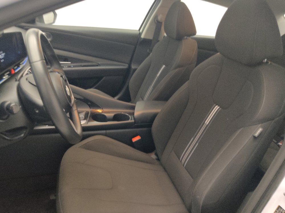 Used 2025 Hyundai Elantra SEL FWD image 17