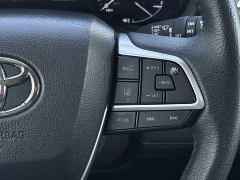 Used 2025 Toyota Sienna XLE FWD image 15