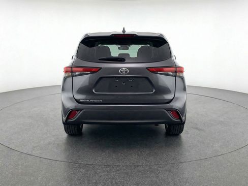 Used 2025 Toyota Highlander LE image 7
