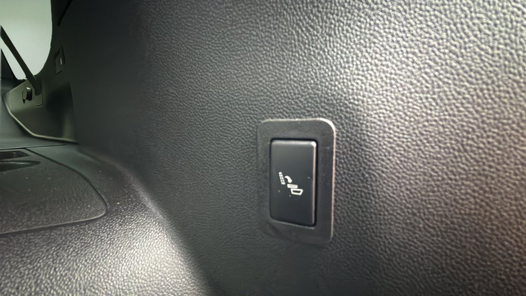 Certified 2024 Cadillac Escalade ESV Premium Luxury w/ LPO, Floor Liner Package AWD/4WD image 5