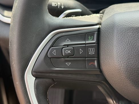 Used 2025 Jeep Grand Cherokee Laredo RWD image 17