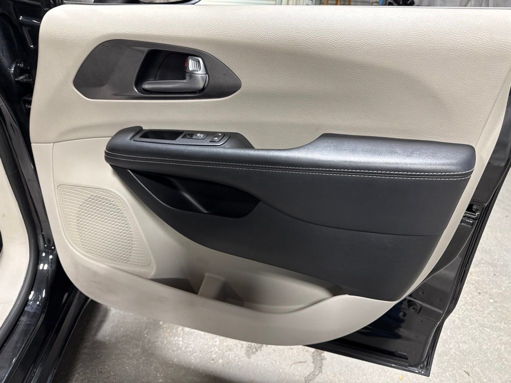 Used 2023 Chrysler Pacifica Touring-L FWD image 10