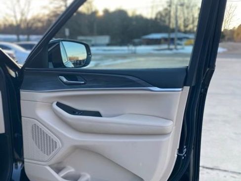 Used 2025 Jeep Grand Cherokee Limited image 13