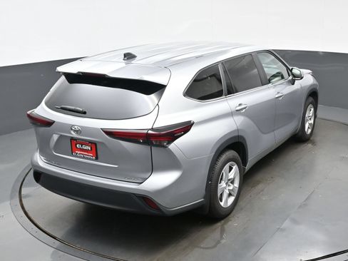 Used 2024 Toyota Highlander LE AWD/4WD image 41