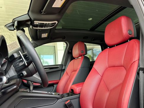 Certified 2025 Porsche Macan image 5