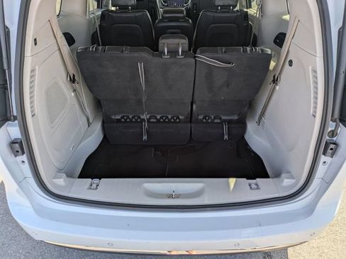 Used 2022 Chrysler Pacifica Touring-L w/ Uconnect Theater Family Group FWD image 29