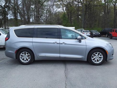 Used 2020 Chrysler Pacifica Touring-L FWD image 5