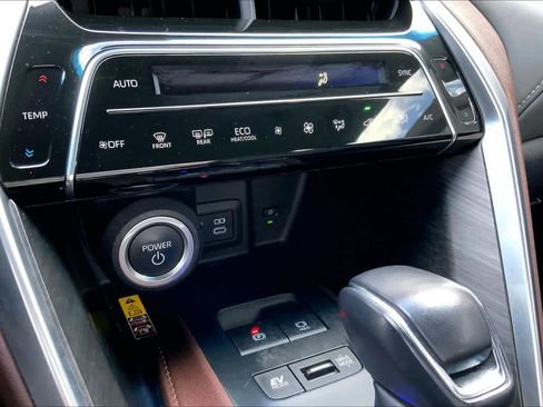 Used 2023 Toyota Venza XLE image 34