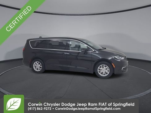 Certified 2023 Chrysler Pacifica Touring-L image 3