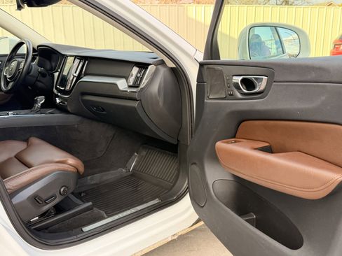 Used 2019 Volvo XC60 T5 Momentum w/ Multimedia Package image 23