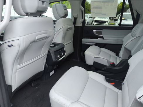 New 2026 Ford Expedition Max Platinum w/ Platinum Ultimate Package AWD/4WD image 18