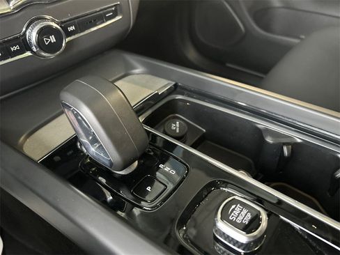 Certified 2025 Volvo XC60 B5 Plus image 18