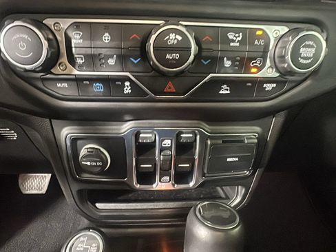 Used 2023 Jeep Wrangler Unlimited Sahara w/ Cold Weather Group AWD/4WD image 24