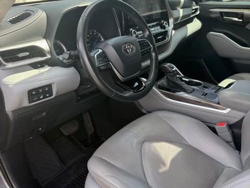 Certified 2021 Toyota Highlander Platinum AWD/4WD image 12