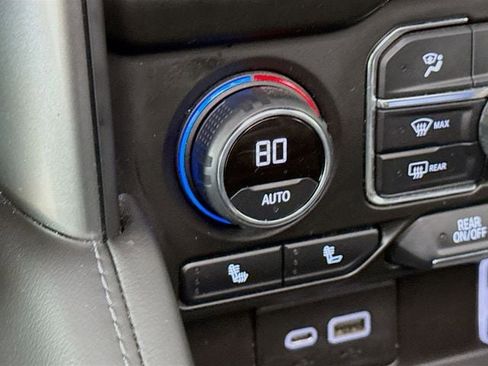 Used 2021 Chevrolet Suburban Z71 w/ Luxury Package image 22