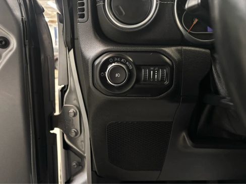 Used 2018 Jeep Wrangler Unlimited Sahara w/ Dual Top Group AWD/4WD image 16