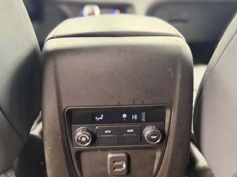 Used 2018 Buick Enclave Essence AWD/4WD image 16